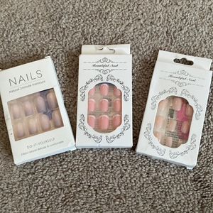 3 sets of press‎ on nails